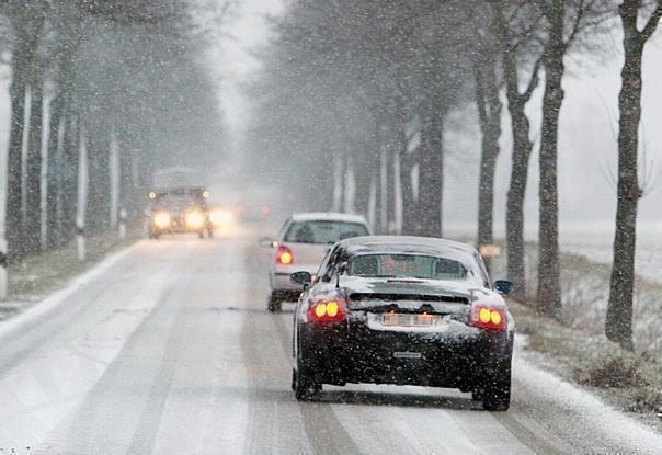 Verschneite Strassen und Eisglätte erschweren das Fahren im Winter. Foto: Auto-Reporter/Continental